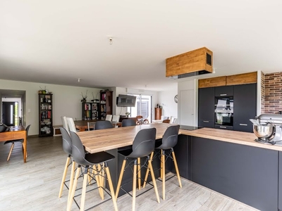 Vente maison 8 pièces 166.3 m²