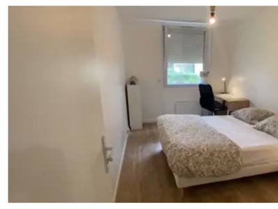 Chambre à louer dans un appartement de 4 chambres à Cergy