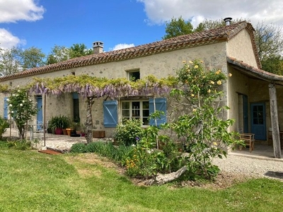 Élégante maison en pierre avec jardin paysager et piscine, à proximité de Lectoure, l'art de vivre à la campagne