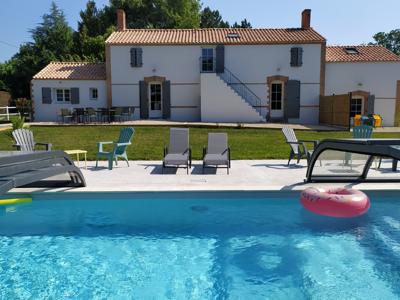 Grand gîte 12 personnes avec piscine couverte et chauffée en Vendée