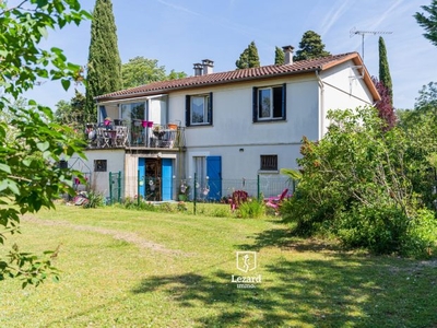 Charmante maison sur sous-sol complet avec un jardin enchanteur et une piscine !