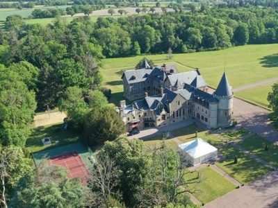 Château de prestige sur 23 hectares (03)