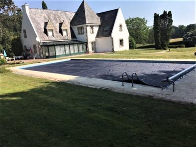 24KM Vannes. Une élégante propriété néo-bretonne sur 8100M2 de terrain, avec un étang et piscine couverte.