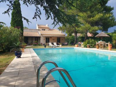Agréable Villa 5 pièces avec piscine sur terrain de 1.689 m² au calme en fond d'impasse, proche Avignon.