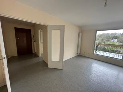 SOUS OFFRE ACCEPTEE . Appartement 3 pièces au 4ème étage sans ascenseur, cave, parking