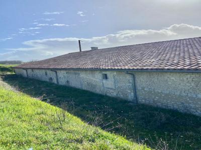 Beau corps de ferme de 583 m2 en L à rénover, dont chai, terrasse, dépendance secteur Lignières-Sonneville.