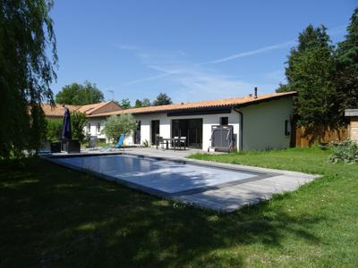 Belle propriété aux portes d'Angoulême avec dépendances, piscine, chalet en bois et 9000m² de terrain boisé.