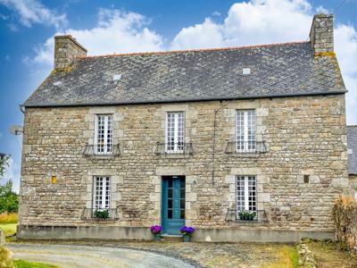 Belle propriété en pierre, avec trois chambres, et située dans un hameau calme, à proximité de Guingamp