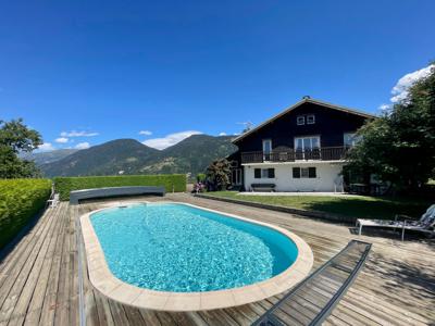 Chalet de 5 chambres A VENDRE à Saint Gervais, vue sur le Mont Blanc, piscine, beau jardin .