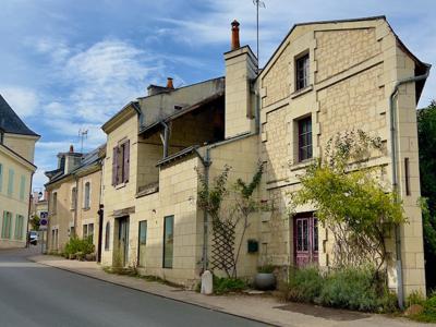 Charmante maison avec trois chambres, au cœur du village historique de Fontevraud-l'Abbaye.