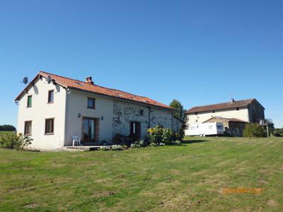 Ferme de 108ha comprenant deux maisons et quatre granges, Blond, Haute Vienne, Limousin