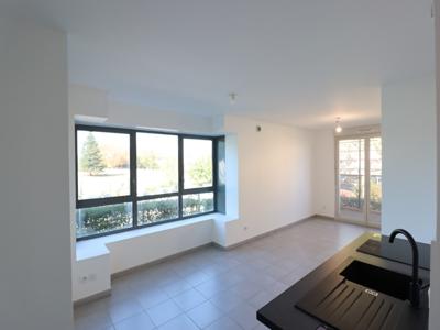Francheville (Lyon) résidence de standing, très lumineux T2 de 42 m² avec belle pièce de vie, excellent état