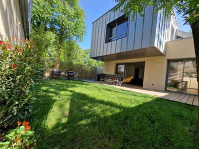 Le Bouscat, au calme, parc de la Chêneraie. Maison d'architecte avec jardin et garage construite en 2022.