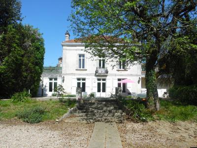 Magnifique maison de maître avec jardin et piscine proche centre de Blaye. À 45 km au nord de Bordeaux.