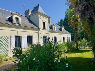 Magnifique propriété historique au bord de la rivière, près de Saumur, au cœur de la vallée de la Loire.