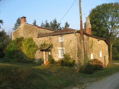 Maison à rénover dans hameau, avec 5 chambres, située dans la commune de Thouarsais-Bouildroux