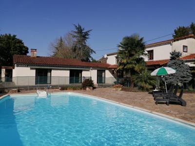 Maison charmante avec 4 chambres, jardin et piscine, en campagne à 2km de La Chataigneraie.