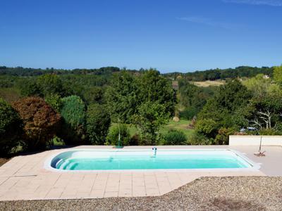 Maison confortable avec piscine, grand terrain et jolie vue dans un endroit paisible à 15 mins de St Cyprien