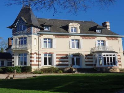 Maison de luxe de 13 pièces en vente à Bernay, France