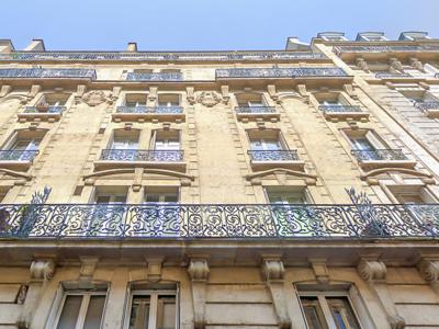 Paris XVᵉ, au sein d'un immeuble ancien, beau T3 de 47m² avec parquet & moulures au 3ᵉ étage avec ascenseur.