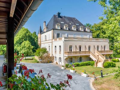 Périgord noir Château du XIXe siècle situé dans un parc privé de 10 hectares à proximité d'un site UNESCO.