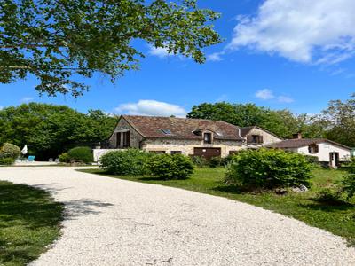 Propriété en pierre divisée en 3 logements (maison, gîte et studio). Piscine. Jardin - Dordogne