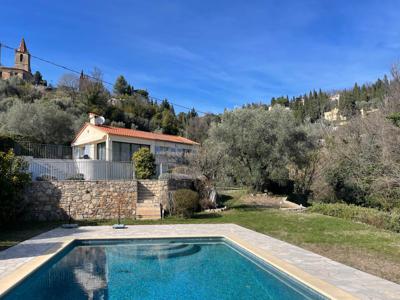 Une jolie villa avec 4 chambres, une piscine et un jacuzzi, située à proximité de Callian.