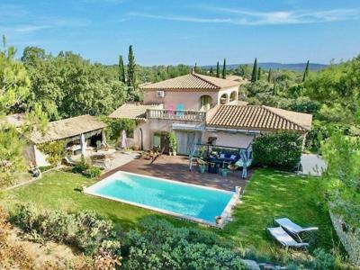 Villa de 4 chambres (155 m²) avec piscine et grand garage. Proche du Pont du Gard.