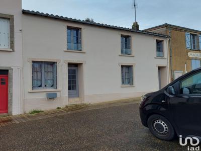 Maison 4 pièces de 140 m² à Mortagne-sur-Sèvre (85290)