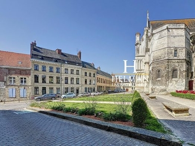 Maison bourgeoise rénovée avec jardin face à la cathédrale