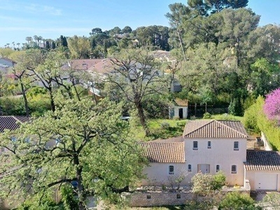 Maison 10 pièces de 140 m² à Toulon (83000)