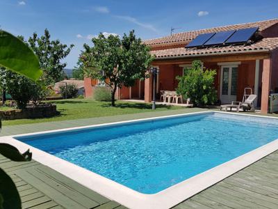 Dans le Gard, jolie maison avec piscine sur un terrain clos et arboré