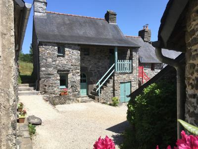 Maison en pierre typique au cœur des Monts d'Arrée (Finistère, Bretagne)