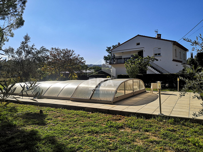 A VENDRE - THUIR- PROPRIÉTÉ AVEC AVEC PISCINE ET GRAND HANGAR