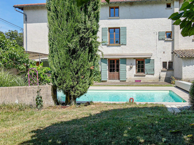 Maison ancienne en pisé avec piscine à 20 mins au Nord de Lyon