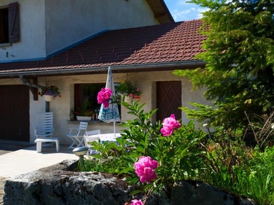 Gite situé dans le Haut-Jura avec terrasse, barbecue et parking privé.