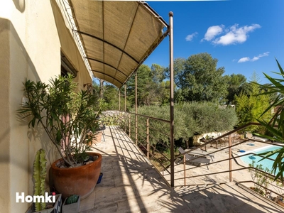 Belle villa 5 pièces de 157 m² avec piscine et annexes sur Nîmes centre ville