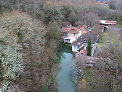 Le LOT Ancien Moulin avec dependants et 7 hectares terrain