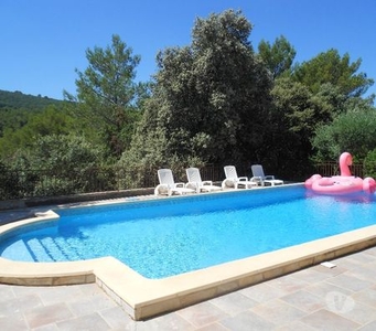 Maison en rez-de-jardin de villa avec piscine