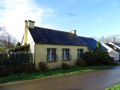 COTES D'ARMOR, proche Carhaix-Plouguer, maison indépendante en pierre de 2 chambres à vendre