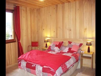 Entre Le Puy-en-Velay et Yssingeaux, sur le Tour des Volcans du Velay GR40 et proche de la Via Fluvia, chambres et table d’hôtes confortables et spacieuses, lovées dans une maison de plain-pied à ossature bois.