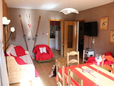 Joli appartement, décoré avec goût, très lumineux, dans une maison particulière dans le Jura, vacances en famille.