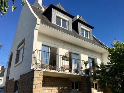 Maison néo-bretonne rénovée avec vue mer à 150 m de la plage et 5 mn de la Ville Close (Finistère, Bretagne)