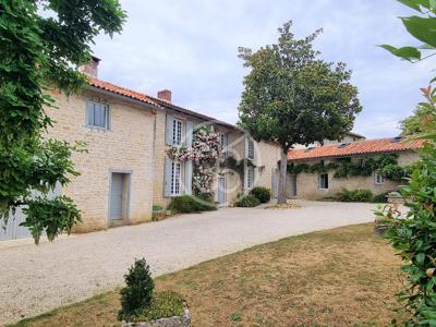 Vente maison 9 pièces 360 m² Lizant (86400)