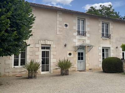 Maison de luxe 4 chambres en vente à Fontaine-le-Comte, Nouvelle-Aquitaine