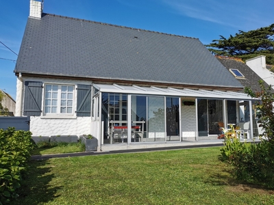 Maison de plain-pied avec grand jardin clos à 50 m du port et tout proche des plages.(Finistère, Bretagne)