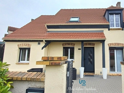 Maison 7 pièces de 125 m² à Bruyères-le-Châtel (91680)