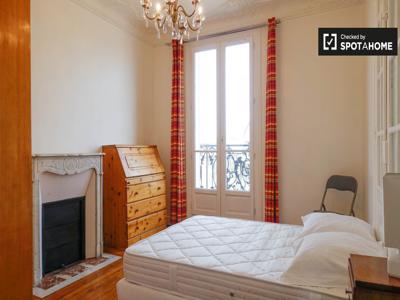 Belle chambre dans un appartement de 3 chambres à Courbevoie, Paris