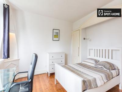 Chambre spacieuse dans un appartement de 7 chambres à Bezons, Paris
