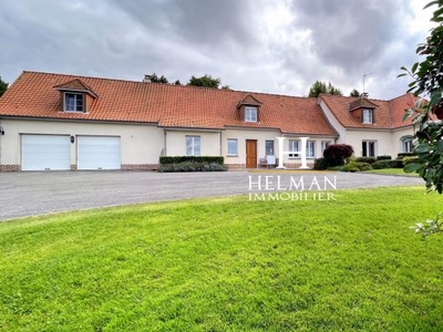 Villa spacieuse en semi plain-pied sur 1,3 hectare, proche de Montreuil-sur-Mer